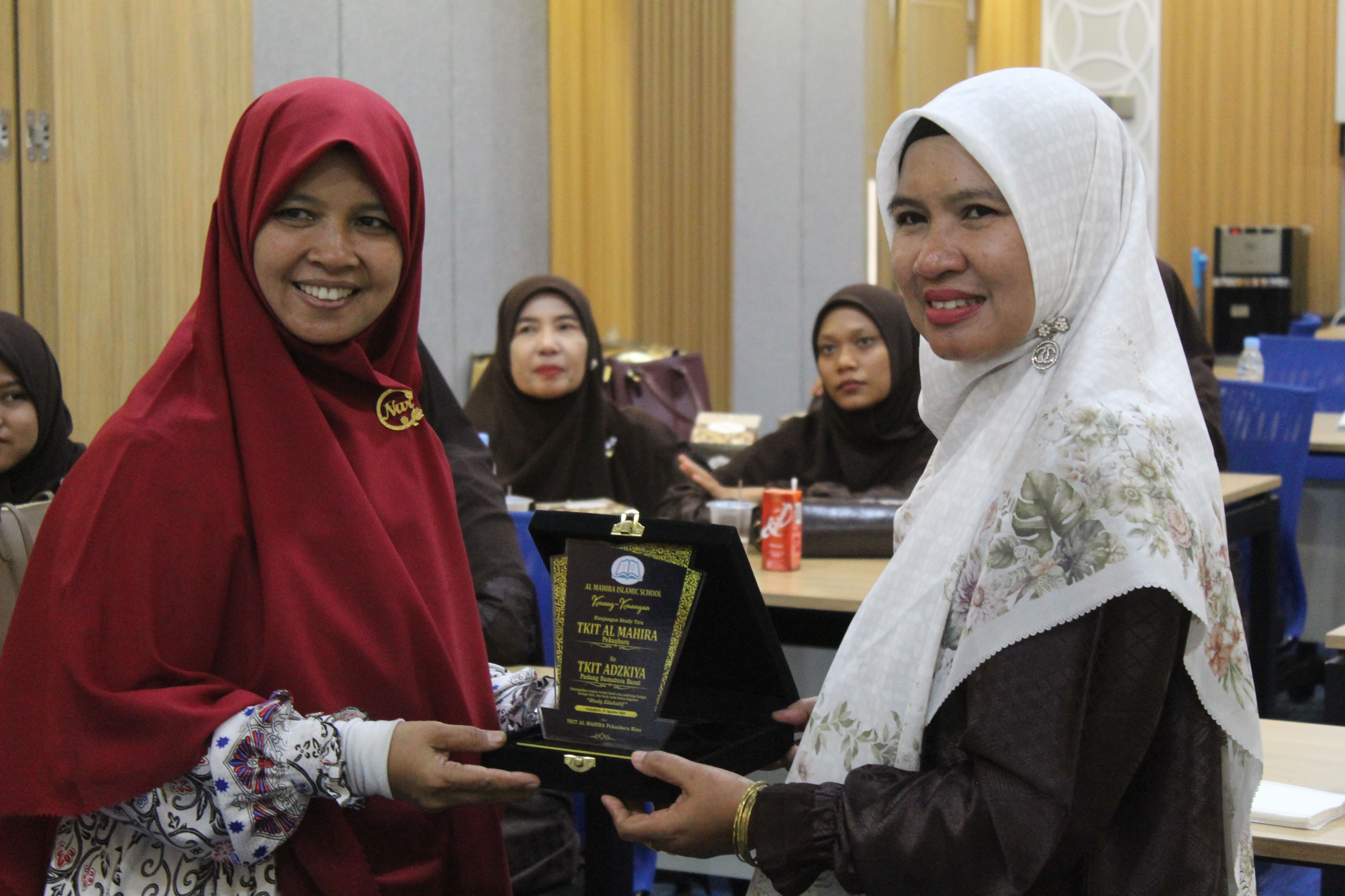 TKIT Almahira Pekanbaru Laksanakan Kunjungan Study Tiru ke TKIT Adzkia III Padang 